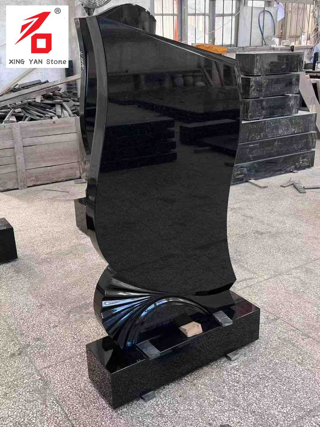 Musta muotoinen taiteellinen hautakivi