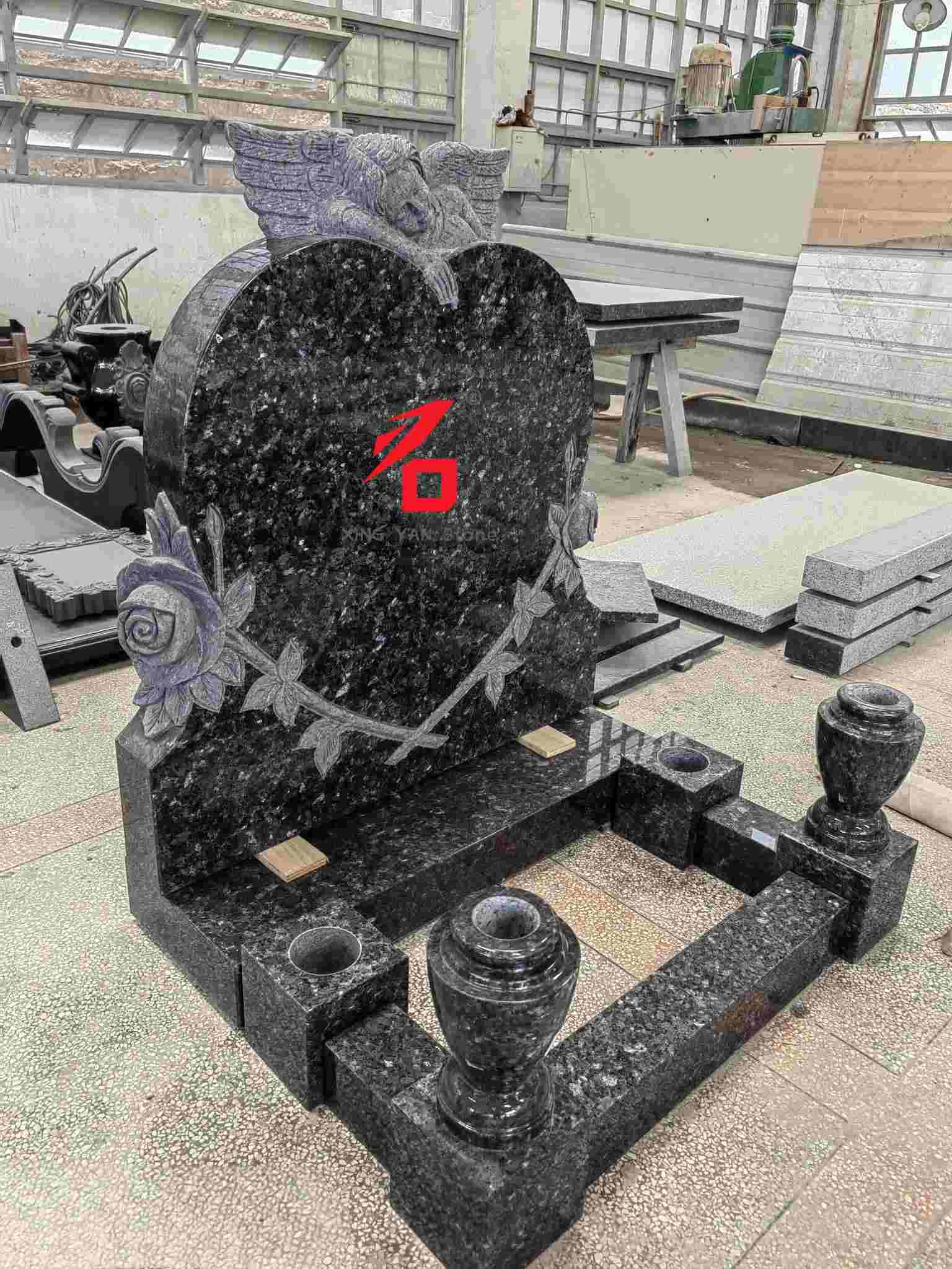 Sininen helmigraniitti sydämenmuotoinen enkelihautakivi