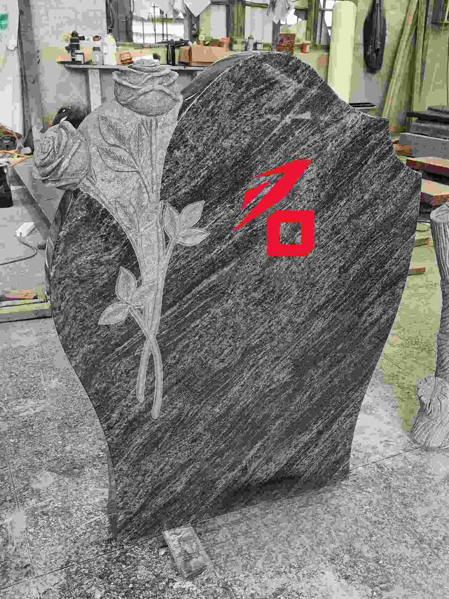 Sydämenmuotoinen ruusujen muistokivi