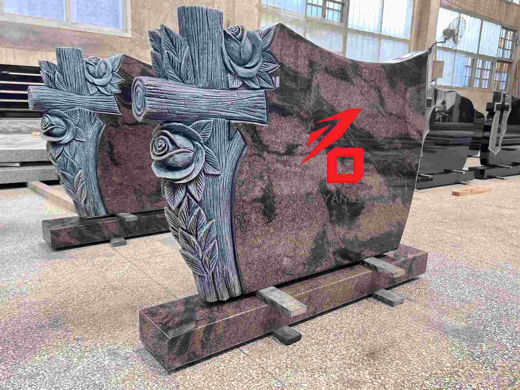 Ruusun ja ristin kuvion muistokivi