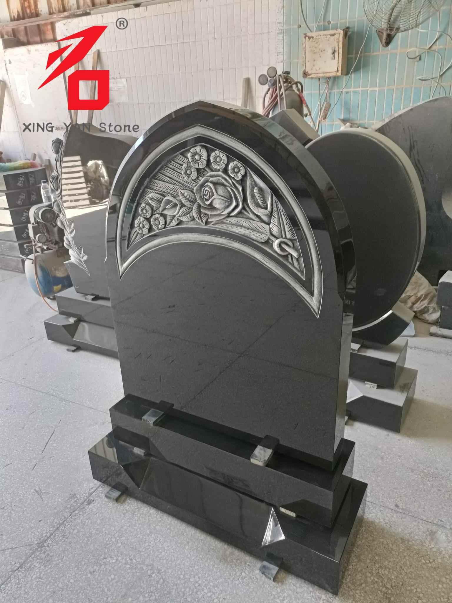 Ruusuveistetty hautakivi, musta graniitti kaareva hautakivi